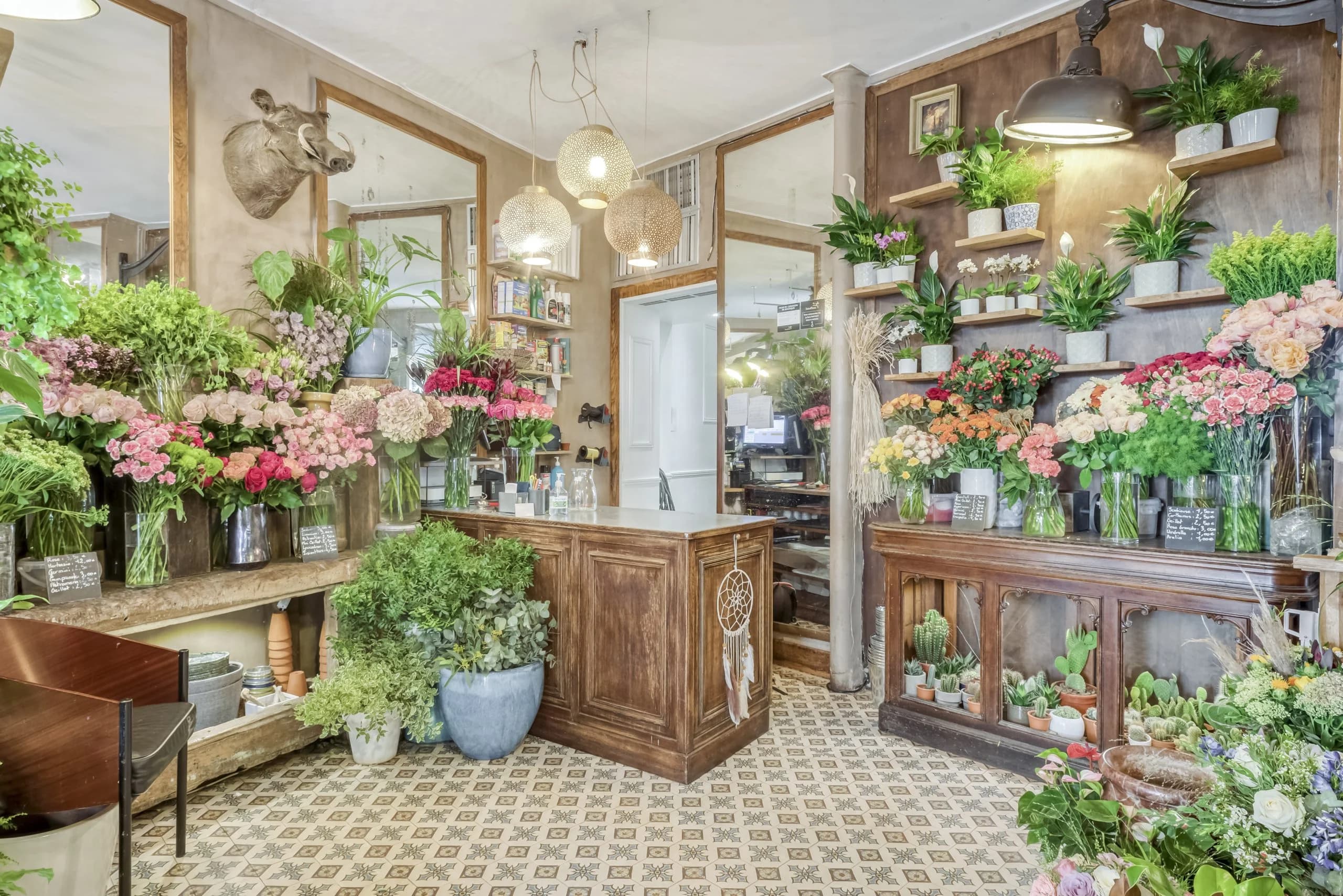 Intérieur de l'atelier, présentoirs de fleurs fraîches et comptoir en bois
